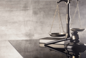 Adana'da müvekkiline hukuki danışmanlık sunan deneyimli avukat